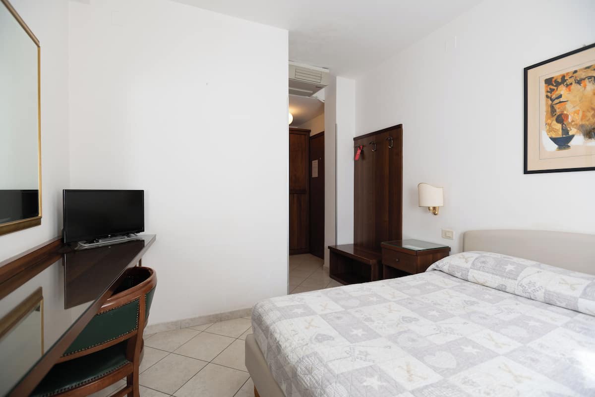 1 habitación, caja de seguridad en la habitación y escritorio