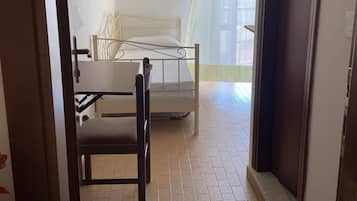 Single Room | 1 bedroom, in-room safe, desk, free WiFi