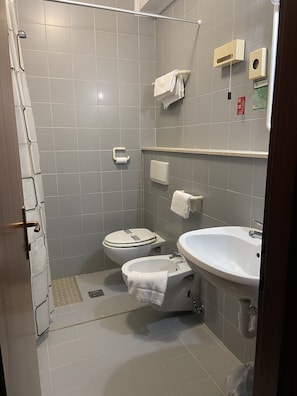 Artículos de tocador gratuitos, secador de pelo, bidet, toallas