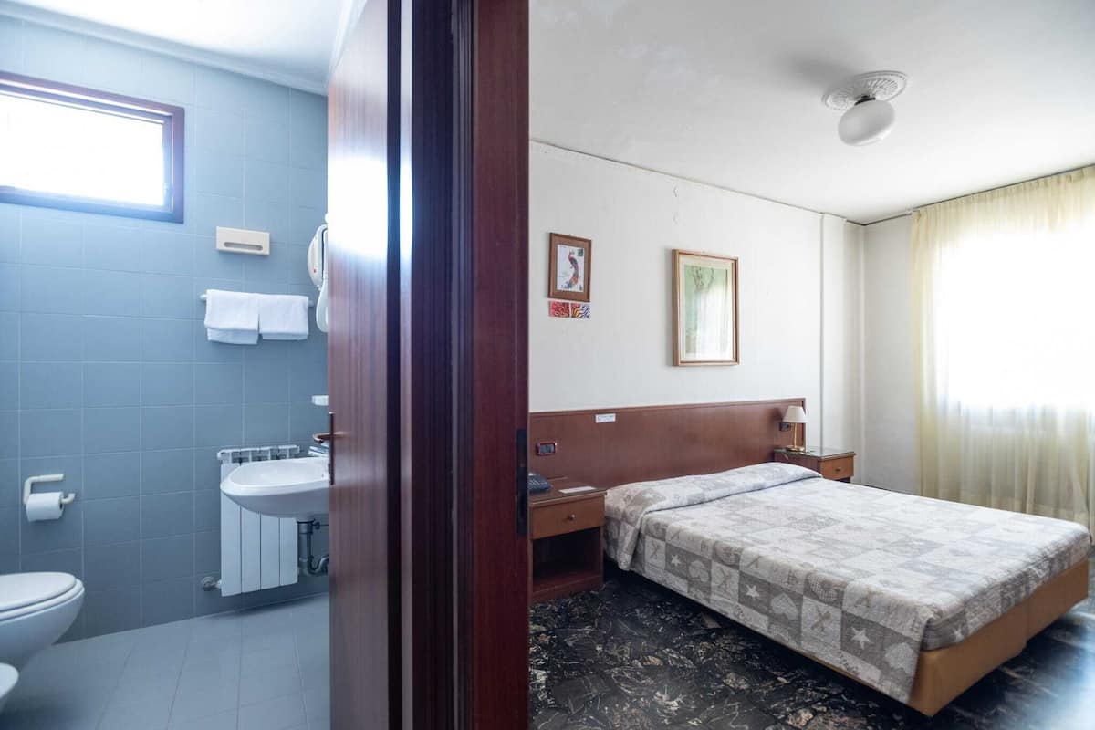 1 habitación, caja de seguridad en la habitación y escritorio