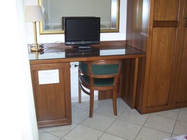 Triple Room | 1 bedroom, in-room safe, desk, free WiFi