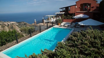 Piscine extérieure, parasols de plage