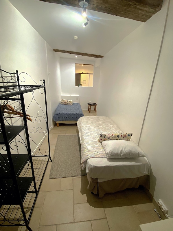 Quarto quádruplo família, banheiro privativo | Escrivaninha, quartos à prova de som, ferros/tábuas de passar roupa
