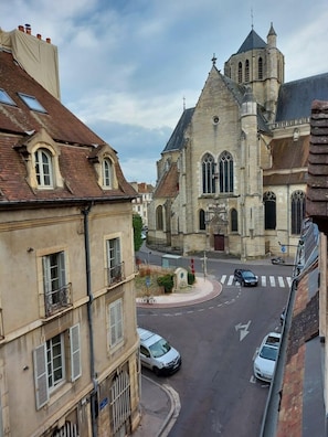 Straßenansicht mit einer markanten Kirche, die einen hohen Kirchturm und einen Glockenturm zeigt.