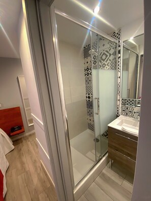 Standard Double Room, Private Bathroom | Desk, soundproofing, iron/ironing board, free cribs/infant beds - Le Chambellan (Dijon)