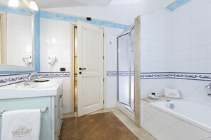 Phòng Suite, hiên | Minibar, két bảo mật tại phòng, bàn, phòng cách âm 