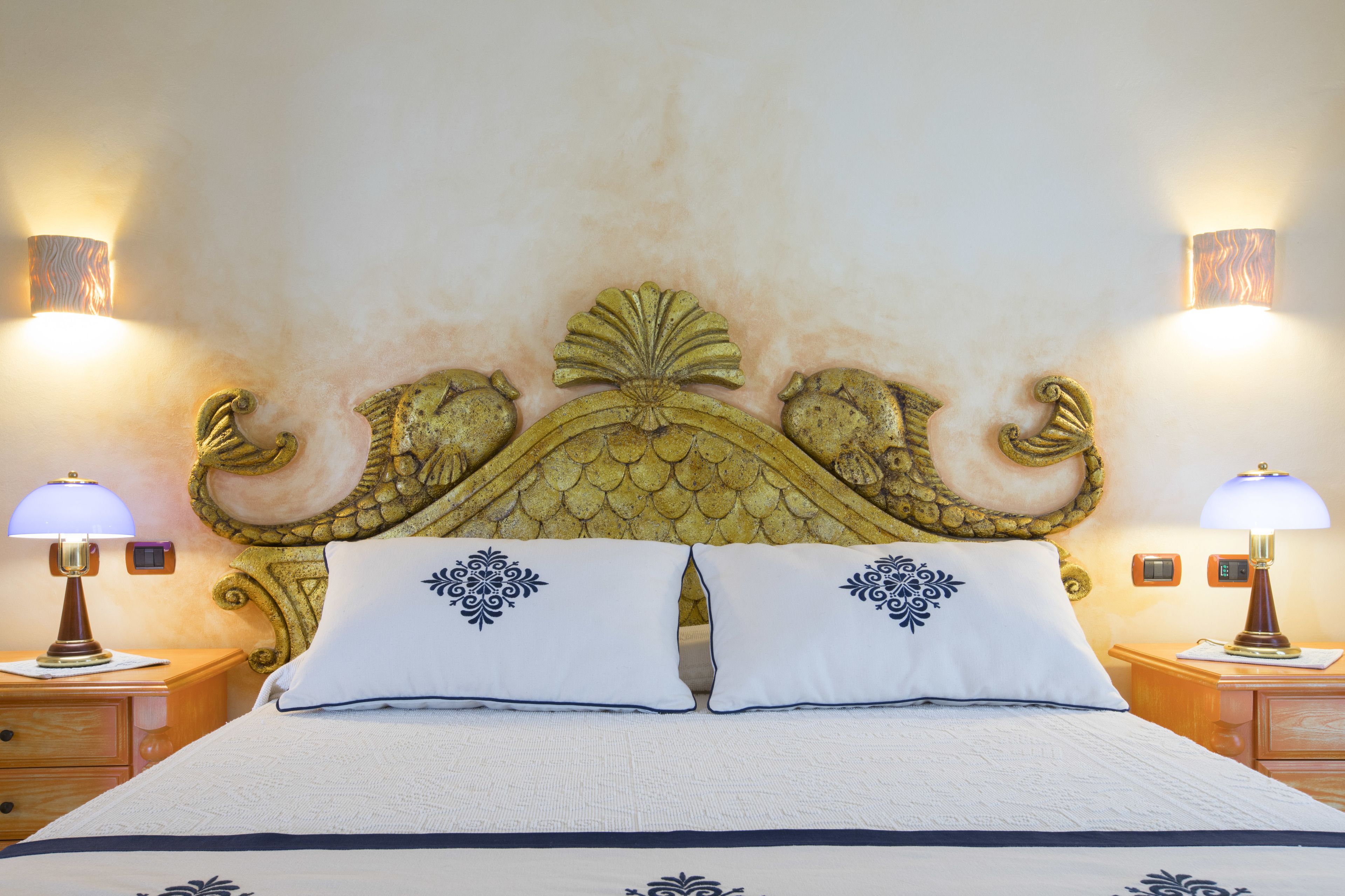 Suite, terras | Een minibar, een kluis op de kamer, een bureau, geluiddichte muren