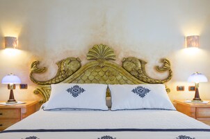 Minibar, caja de seguridad en la habitación y escritorio 