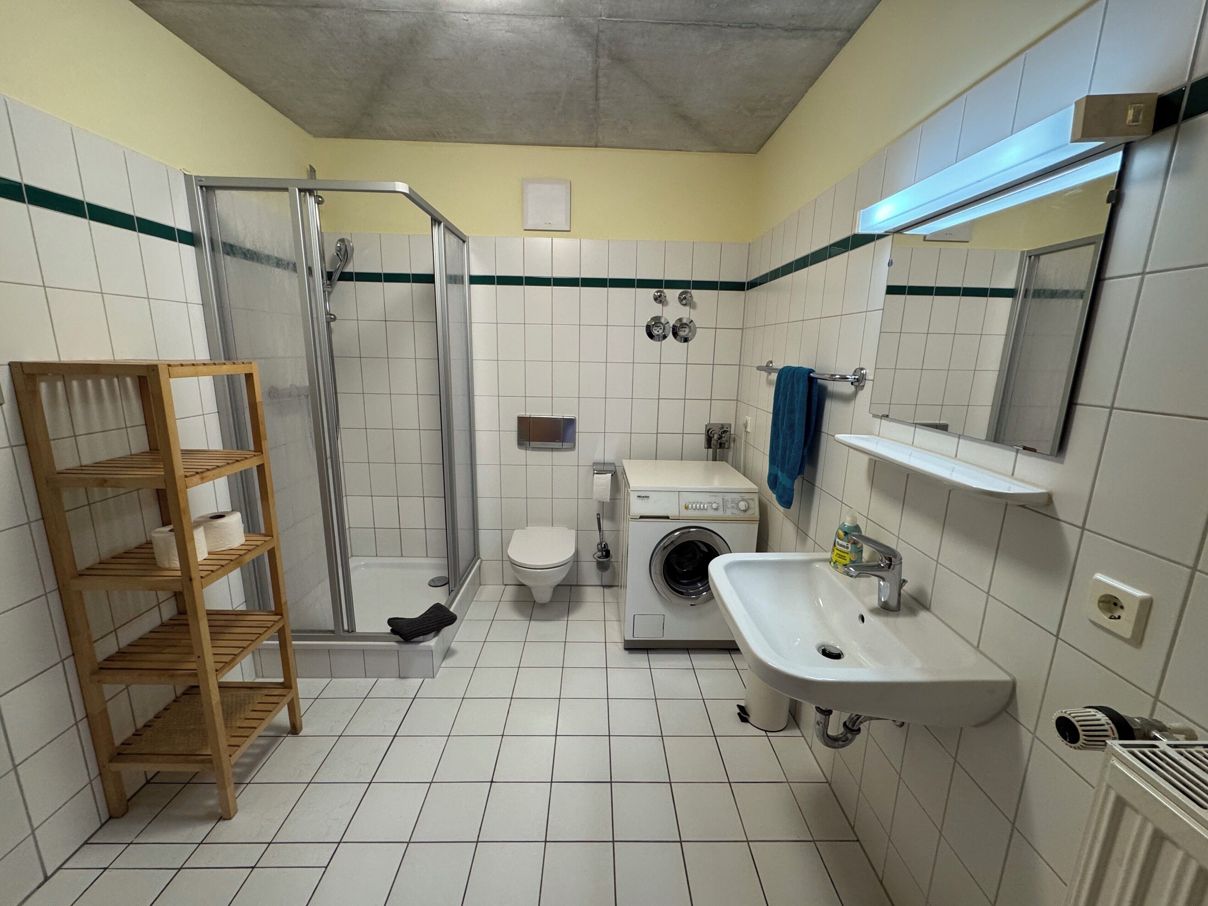 Appartement, 3 chambres, cuisine | Salle de bain | Douche, séchoir à cheveux, serviettes fournies, papier de toilette