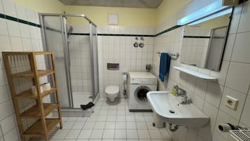 Appartement, 3 chambres, cuisine | Salle de bain | Douche, séchoir à cheveux, serviettes fournies, papier de toilette