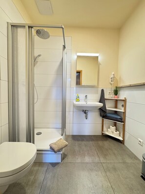 Apartment, Kitchen | Bathroom | Hair dryer, towels, toilet paper - Appartements Am Theater (Weimar)