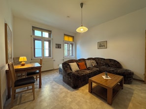 Apartment, 1 Bedroom, Kitchen | Living area | TV - Appartements Am Theater (Weimar)