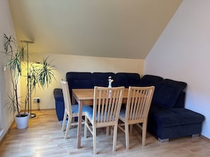 Apartment, 3 Bedrooms, Kitchen | Living area | TV - Appartements Am Theater (Weimar)
