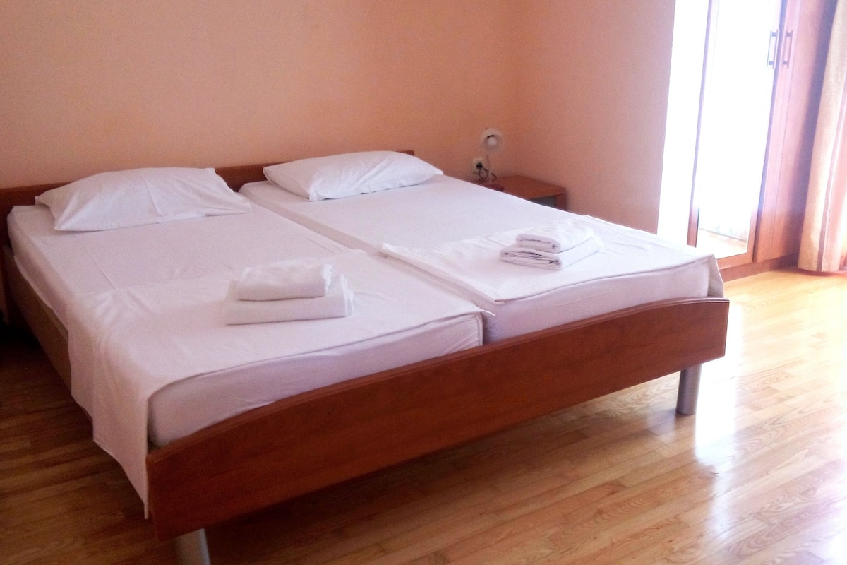 Pillowtop beds, minibar, desk, blackout drapes
