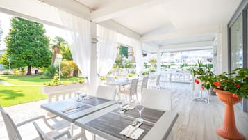 Frühstück, Mittagessen, italienische Küche, Speisen im Freien