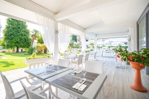 تقديم الإفطار، الأطباق الإيطالية، تناول الطعام في الهواء الطلق