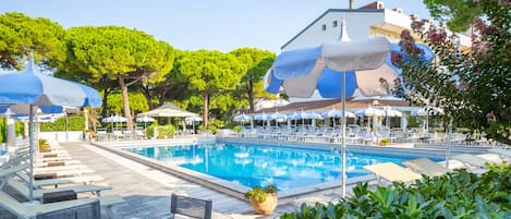 Piscina stagionale all'aperto, ombrelloni da piscina, lettini