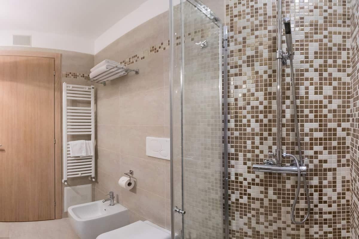 deluxe double or twin room | bathroom | shower, free toiletries, hair dryer, slippers