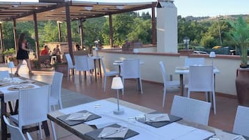 Se sirven desayunos, cenas, brunch y cocina local con vista a la alberca