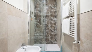 Deluxe Double or Twin Room | Bathroom