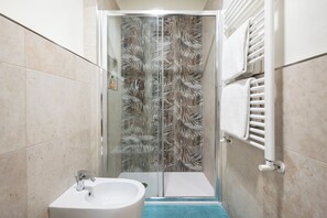 Deluxe Double or Twin Room | Bathroom | Bathtub, free toiletries, hair dryer, bidet - Cascina De' Fagiolari (Lastra a Signa)