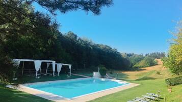 En säsongsöppen utomhuspool, pool på takterrassen och parasoller