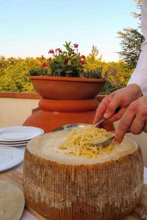 Déjeuner et souper servis sur place, cuisine locale, vue sur la piscine 