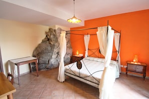 Double Room, Sea View | Desk, laptop workspace, iron/ironing board, cribs/infant beds