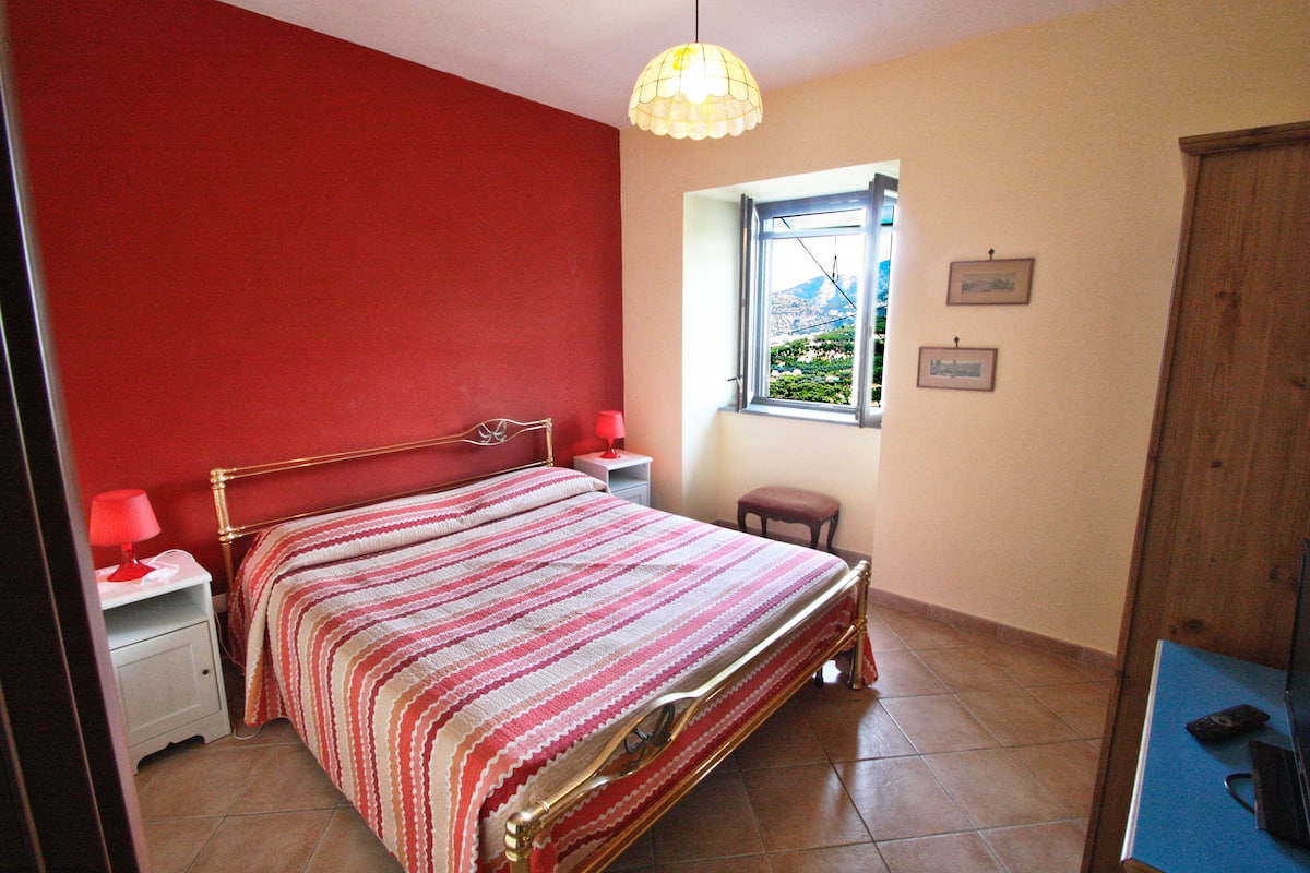 Dört Kişilik Oda, Balkon, Deniz Manzaralı | Masa, dizüstü bilgisayar çalışma alanı, ütü/ütü masası