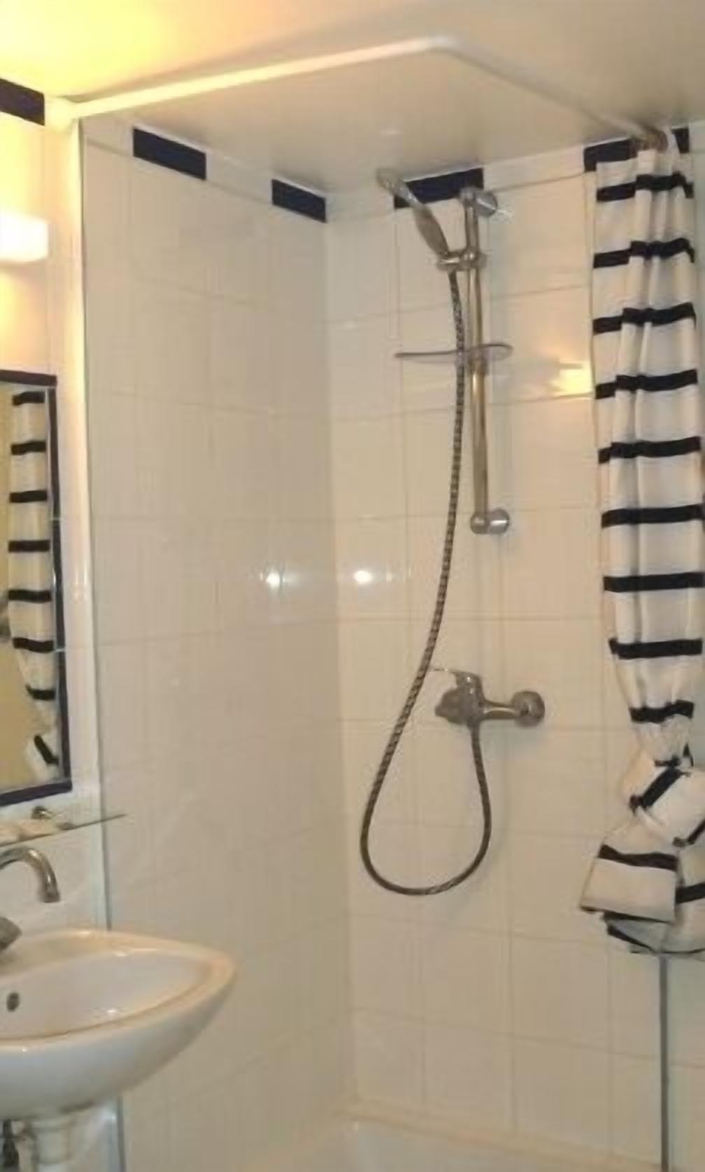 Habitación doble superior | Regadera en el baño