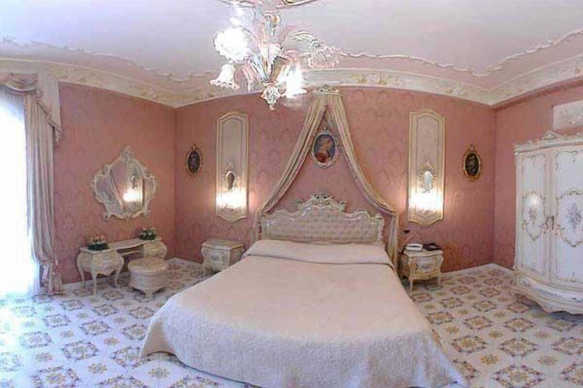 ห้องจูเนียร์สตูดิโอสวีท | ผ้าปูที่นอน Frette จากอิตาลี, เครื่องนอนระดับพรีเมียม, ผ้านวมขนเป็ด
