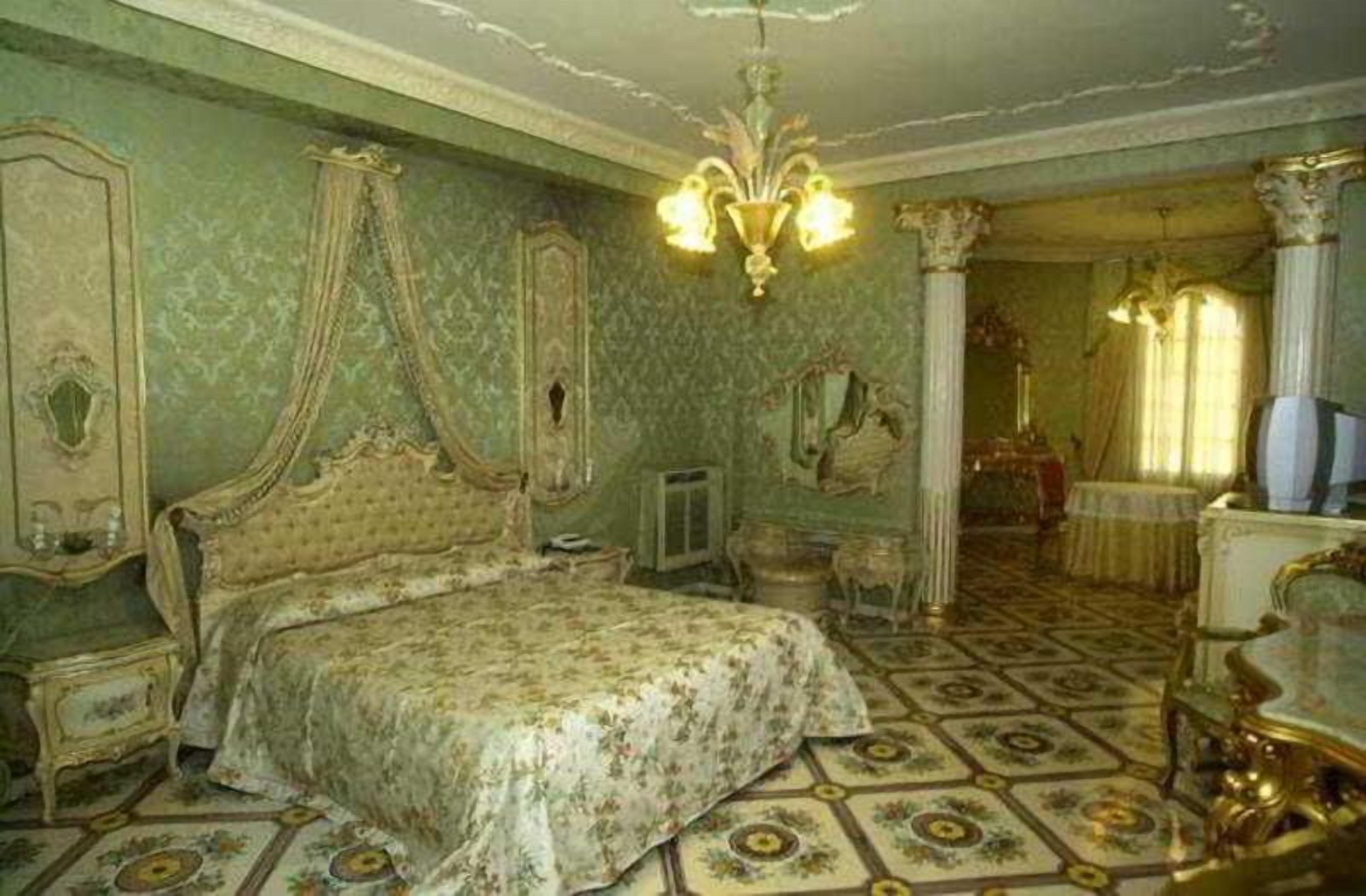 Studio Suite | Frette Italian sheets, premium bedding, down duvets, minibar