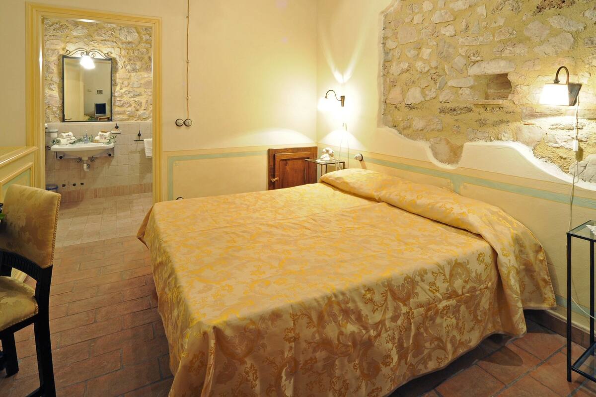 Standard Double Room | Iron/ironing board (on request), WiFi (free), individually decorated