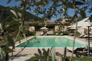 Piscine extérieure, parasols de plage, chaises longues