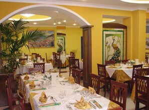 Breakfast, lunch, dinner served; Regional cuisine