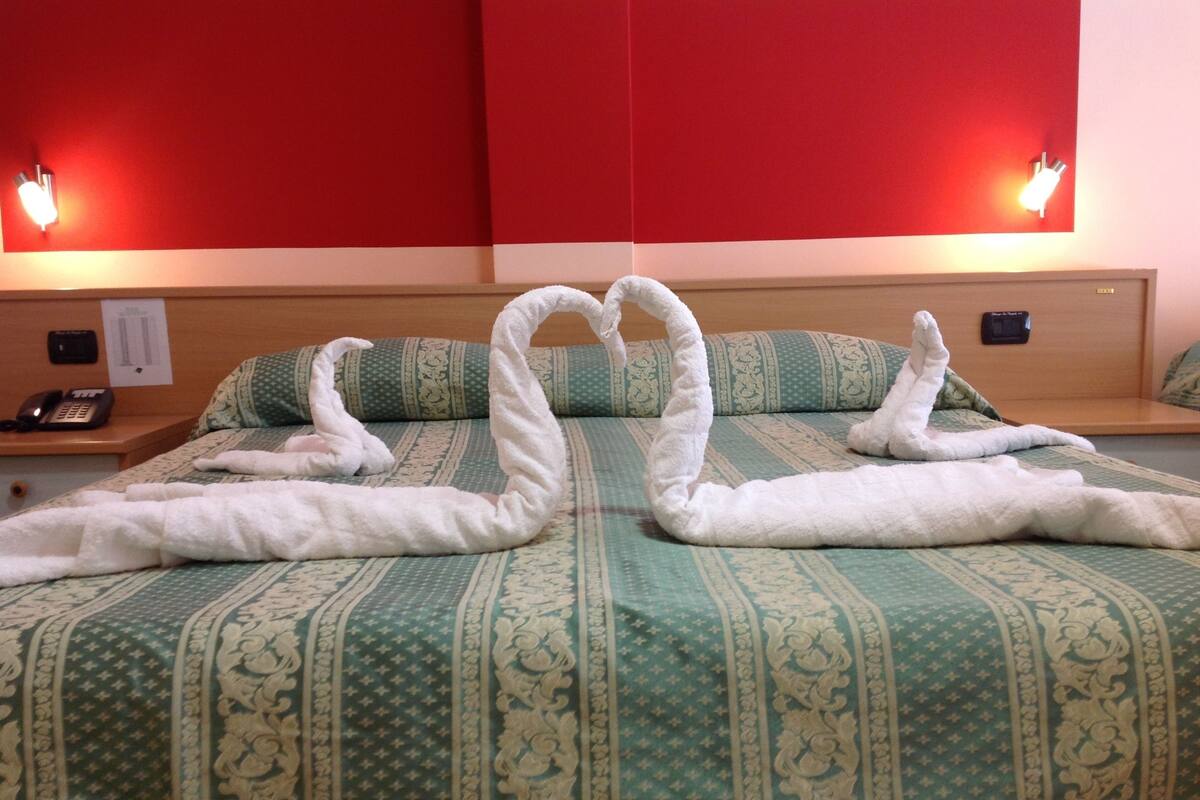Triple Room | Desk, iron/ironing board, free cots/infant beds, rollaway beds