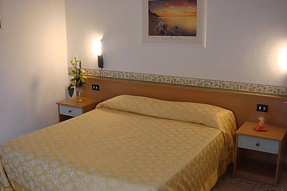 Double Room | Desk, iron/ironing board, free cots/infant beds, rollaway beds