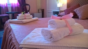 Premium bedding, minibar, in-room safe, individually decorated - La Mimosa Bed and Breakfast (Lucca)