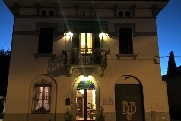 Fachada da propriedade à noite