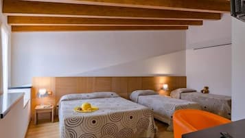 Habitación cuádruple | Caja de seguridad en la habitación, cortinas blackout y insonorización
