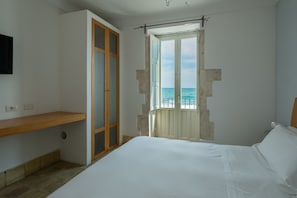 Double Room, Sea View | Minibar, in-room safe, desk, iron/ironing board - Hotel Gutkowski (Syracuse)