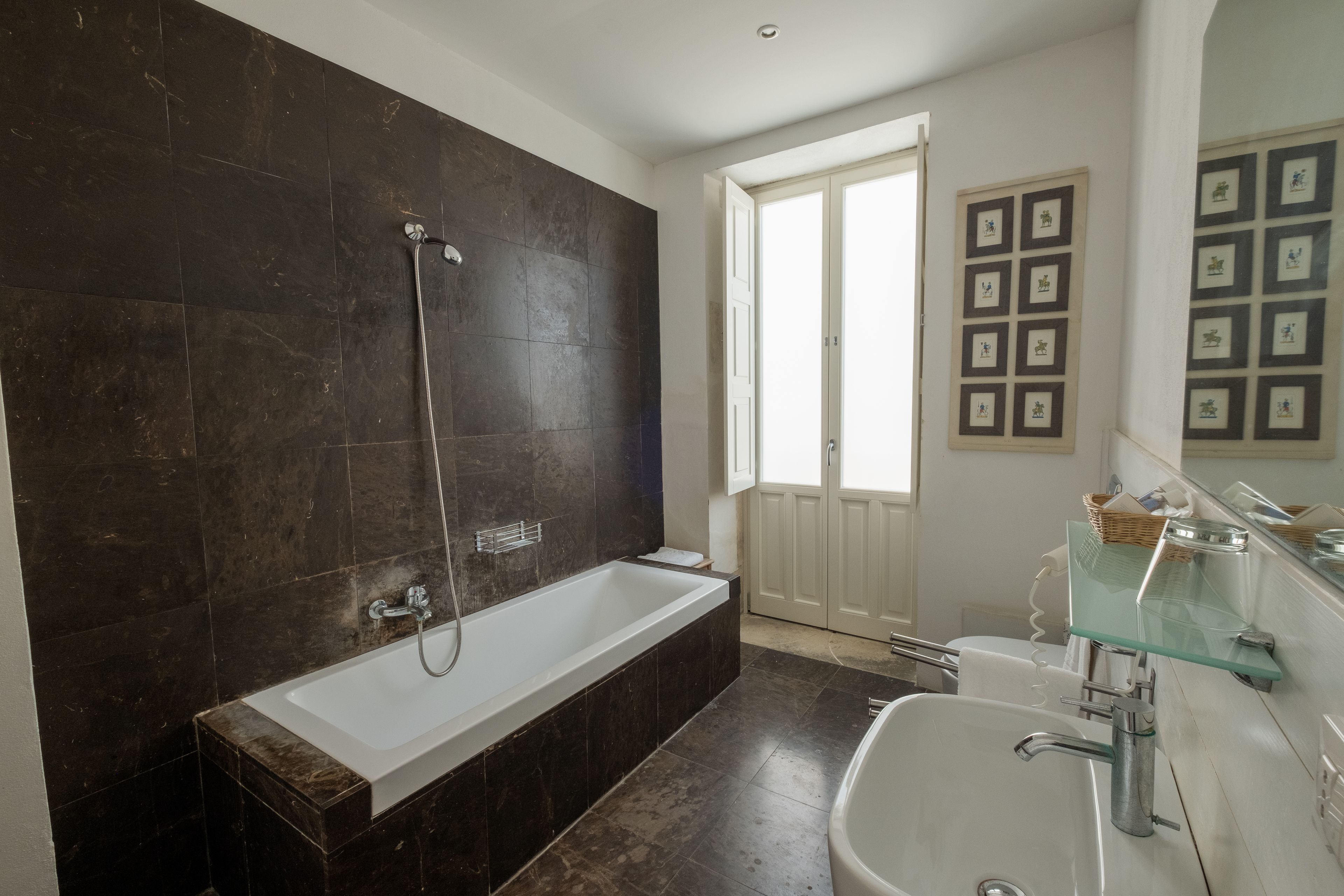 premium double room | bathroom | combined shower/bathtub, free toiletries, hair dryer, bidet