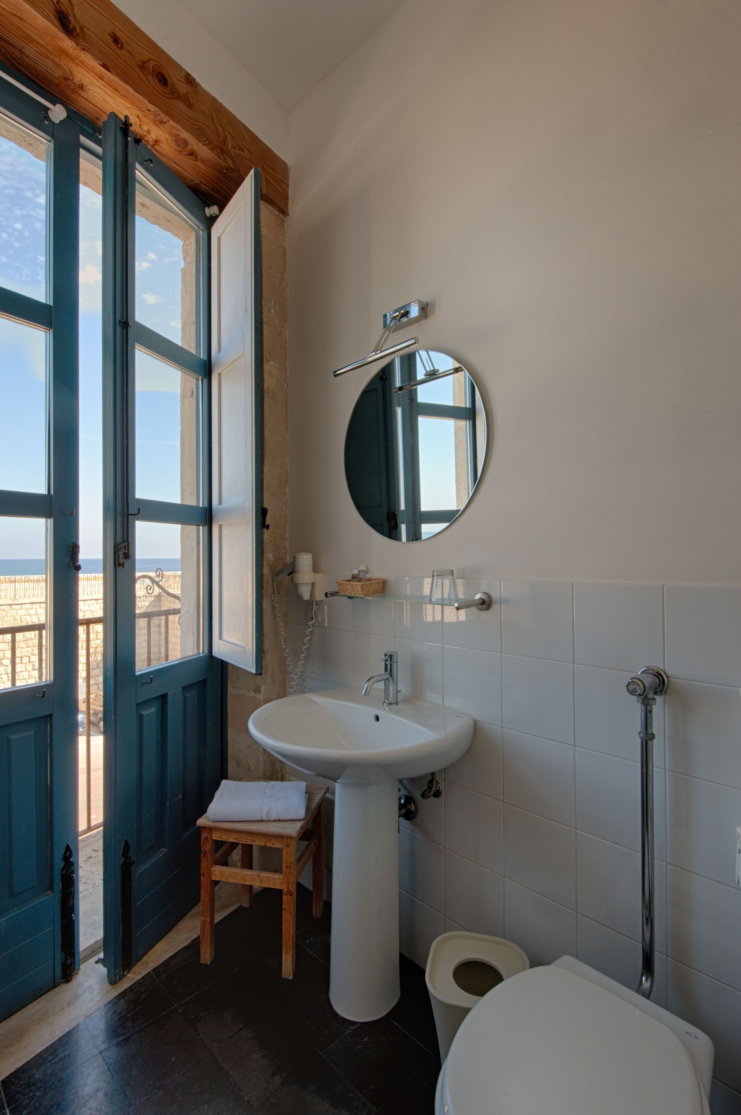 double room, sea view | bathroom | combined shower/bathtub, free toiletries, hair dryer, bidet