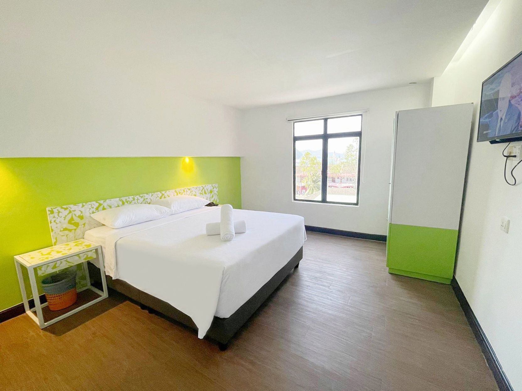 1 bedroom, individually decorated, individually furnished, desk