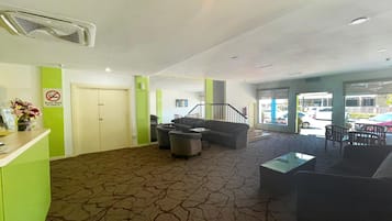 Coin salon dans le hall