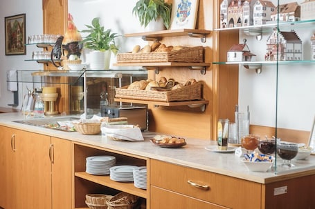 Desayuno continental diario (EUR 7 por persona)