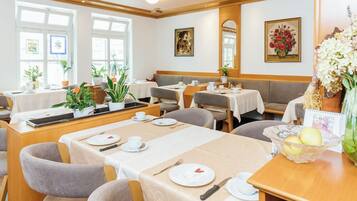 Daily continental breakfast (EUR 7 per person)
