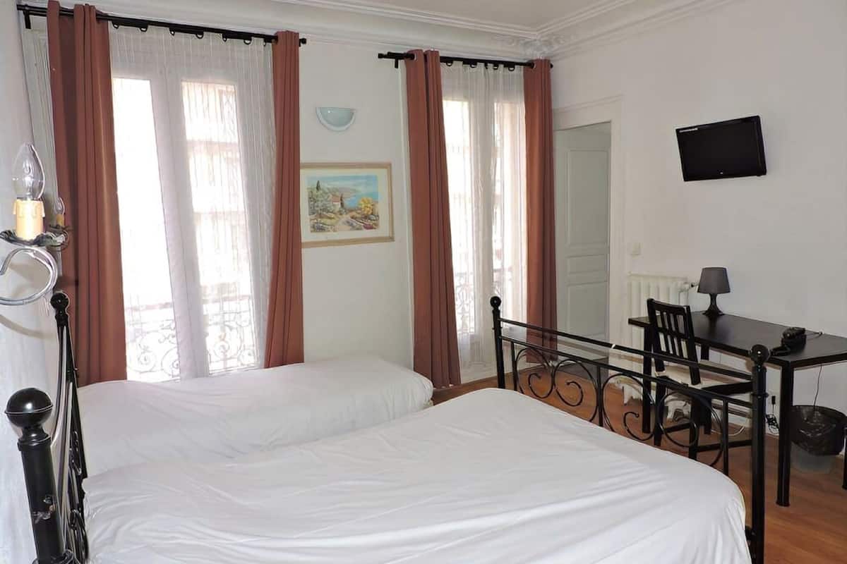 In-room safe, desk, soundproofing, free WiFi