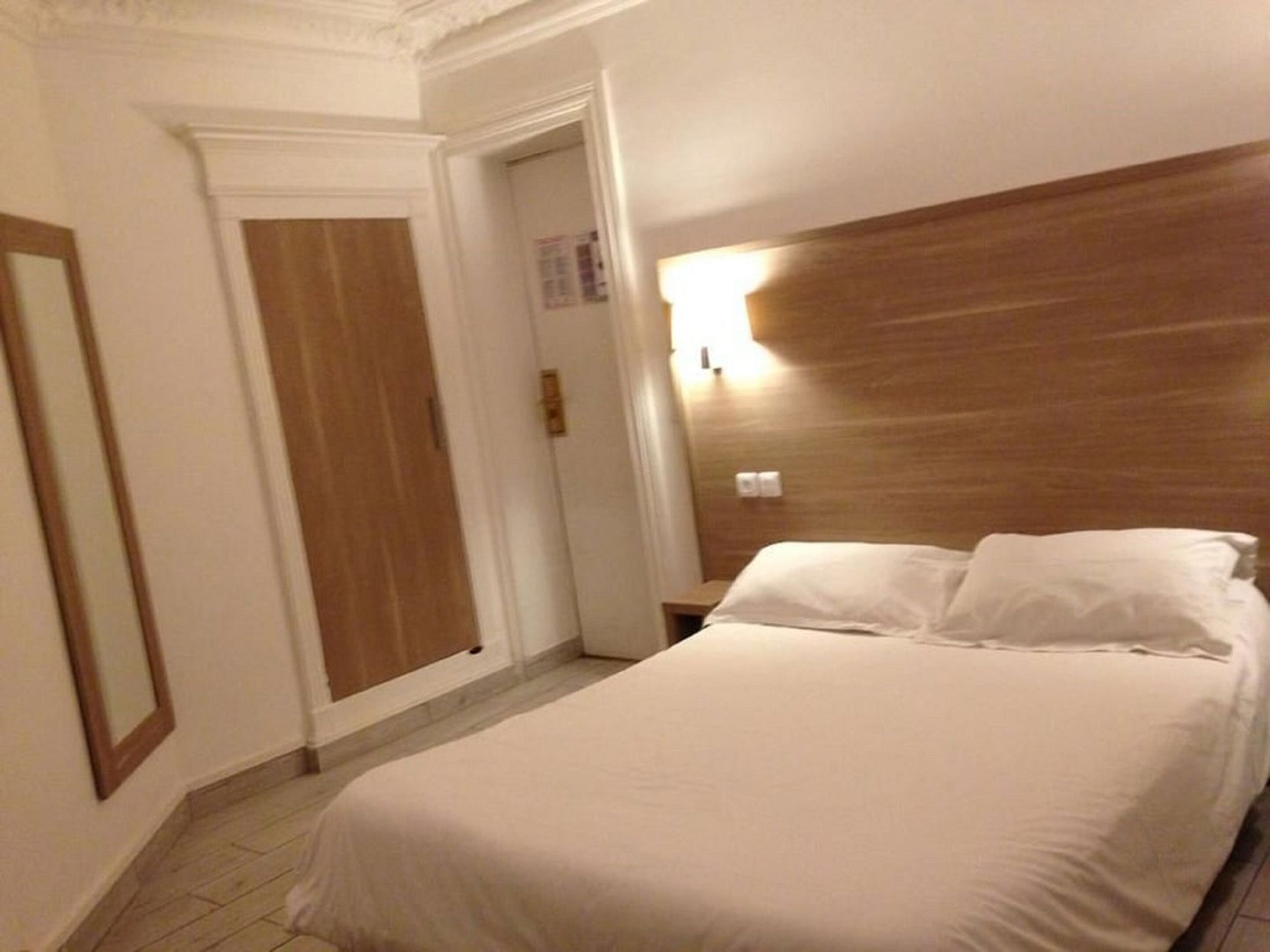 In-room safe, desk, soundproofing, free WiFi