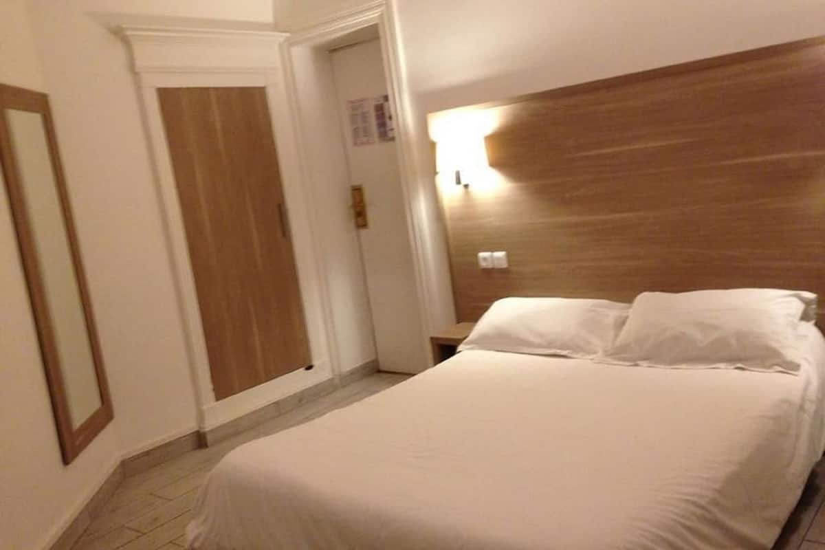 In-room safe, desk, soundproofing, free WiFi